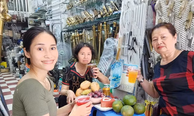 Chị và mẹ chồng đảm nhiệm ca ban ngày (Ảnh: Nhân vật cung cấp).