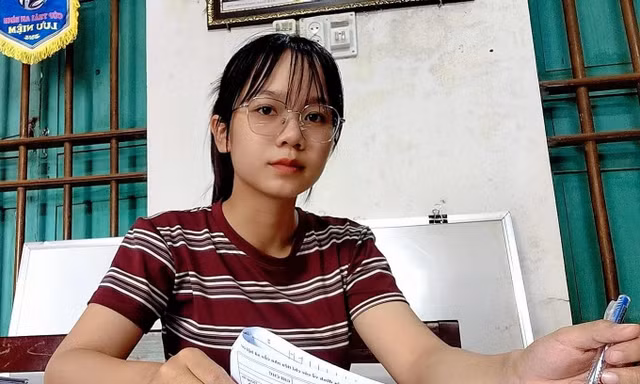 Nữ trưởng thôn làm quen với các công việc hành chính.