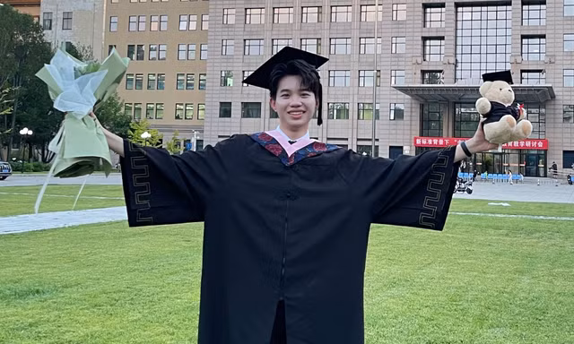 Du học sinh Việt tốt nghiệp GPA 4.0 ở Bắc Kinh, về quê làm ở khu công nghiệp