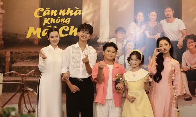 Huyền Lizzie cùng các diễn viên nhí trong phim.