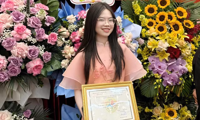 Từ học sinh Giỏi Toán rẽ hướng sang Văn, nữ sinh Nghệ An tốt nghiệp thủ khoa Sư phạm