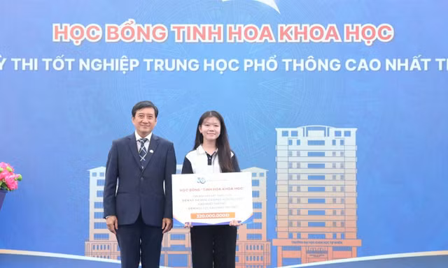 Nữ sinh Đồng Tháp đạt 29,75 điểm, nhận học bổng 320 triệu đồng