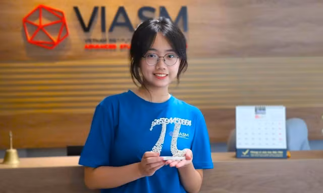 Nữ sinh duy nhất của đội tuyển Olympic Toán 2025 được GS Ngô Bảo Châu trao học bổng 15 triệu đồng/tháng