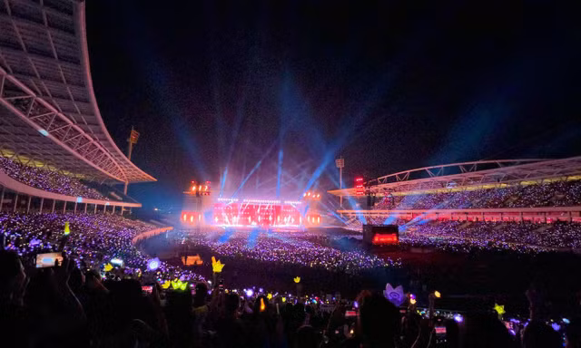 Đêm diễn đầu tiên của BIGBANG tại Hà Nội, tối 24/10, diễn ra trong bầu không khí cuồng nhiệt