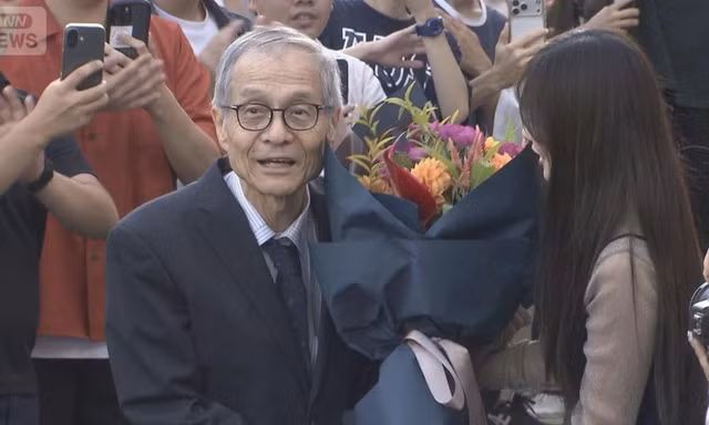 Giáo sư Kenso Soai nhận hoa chúc mừng hôm 8/10 (Ảnh: NewsTV).