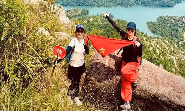 Nhóm khách leo vách đá chênh vênh ở Quảng Ninh, chính quyền lên tiếng