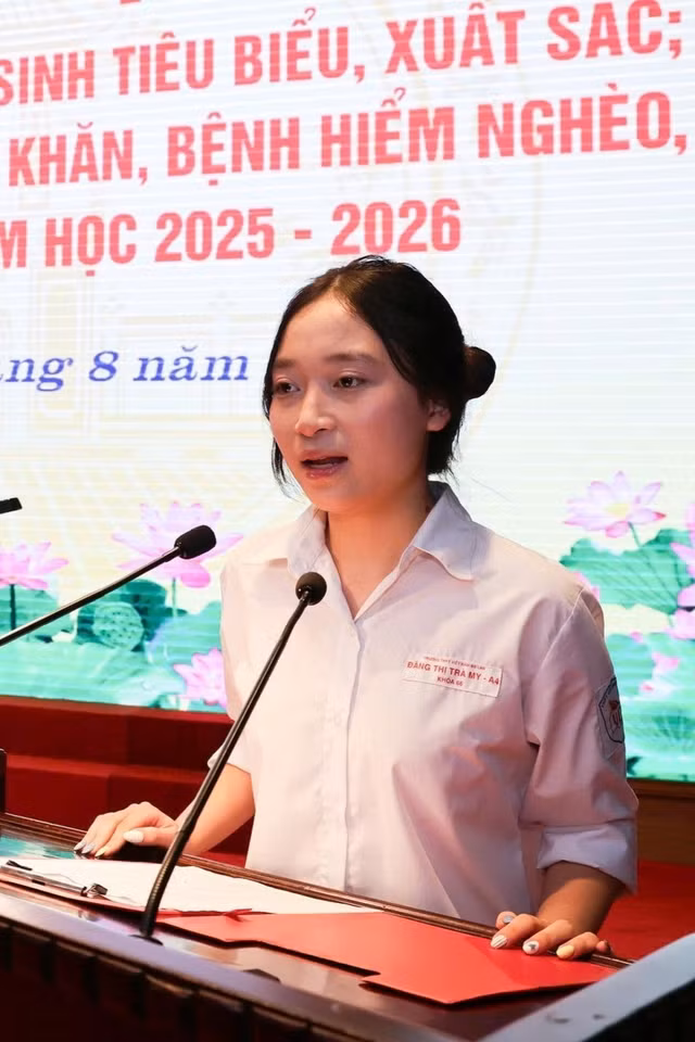 Nữ sinh mồ côi mẹ được Bộ Tư lệnh Thủ đô vinh danh