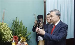 Tổng Bí thư Tô Lâm dâng hương tưởng niệm Bác Hồ tại Nhà 67