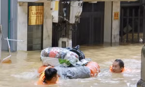 Nhà ngập đến mái, người dân Lạng Sơn bơi trên lũ để di tản