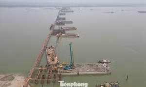 Cầu Hồng Hà: 80% cọc khoan nhồi đã được cắm xuống lòng sông Hồng 