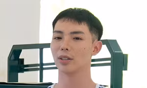 Erik liên tục phải xin lỗi 