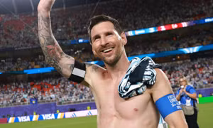 Loạt ảnh Messi phát cuồng, cởi phăng áo và nhảy múa 