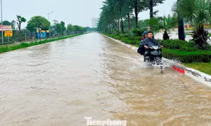 Nước sông Nhuệ dâng cao, tuyến đường 6 làn xe ở Hà Nội hóa thành sông
