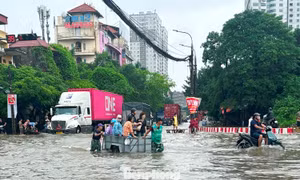 'Hốt bạc' giữa biển nước: Dịch vụ kéo xe 'chạy sô' 200.000 đồng mỗi lượt ở Hà Nội