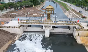 Đập tràn sông Tô Lịch đã giữ được mực nước trên sông 3,5 mét