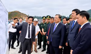Phó Thủ tướng Thường trực khảo sát việc triển khai cửa khẩu thông minh tại Lạng Sơn