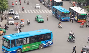 Hà Nội 'thúc' chuyển đổi buýt xanh với xe buýt không trợ giá