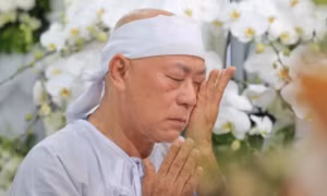 NSND Tạ Minh Tâm và hai con khóc đưa tiễn nghệ sĩ Bạch Vân