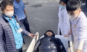 Nhân viên xe buýt Hà Nội kịp thời cứu hành khách ngất xỉu trên xe