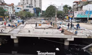 Sau thập kỷ dang dở, cầu vượt sông Lừ trên Vành đai 2,5 chính thức hợp long