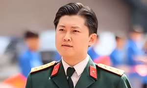 Đại úy quân nhân cùng 61 sinh viên hát về tình hữu nghị 