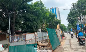 Nhiều tuyến phố Hà Nội rào chắn ban đêm để nâng cấp chiếu sáng