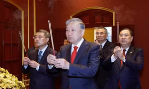 Tổng Bí thư Tô Lâm dâng hương tại Khu Di tích Hoàng Thành Thăng Long