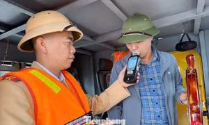 Cảnh sát đường thủy lên thuyền đo nồng độ cồn