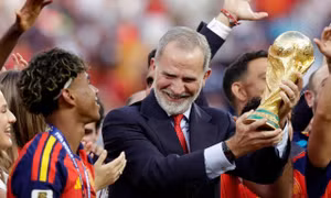 Vua và Hoàng hậu Tây Ban Nha tràn xuống sân nâng cúp vô địch World Cup