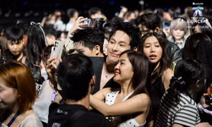 Cảnh tượng 24 nghệ sĩ bị bao vây 