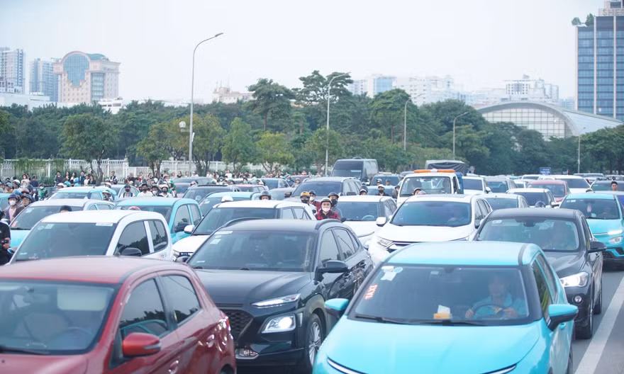 Mọi ngả đường đổ về sân Mỹ Đình đều tê liệt