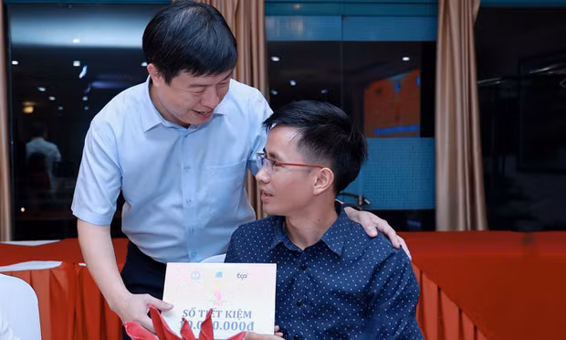 Trao sổ tiết kiệm gương thanh niên ‘Tỏa sáng Nghị lực Việt’ năm 2026