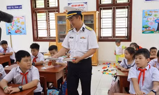Lãnh đạo chỉ huy đảo Đá Tây (Đặc khu Trường Sa, tỉnh Khánh Hòa) tặng vở cho các em học sinh bước vào năm học mới.