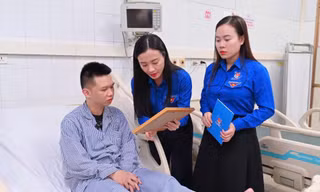Trao Huy hiệu Tuổi trẻ dũng cảm cho đoàn viên cứu 4 người vụ lật tàu trên vịnh Hạ Long