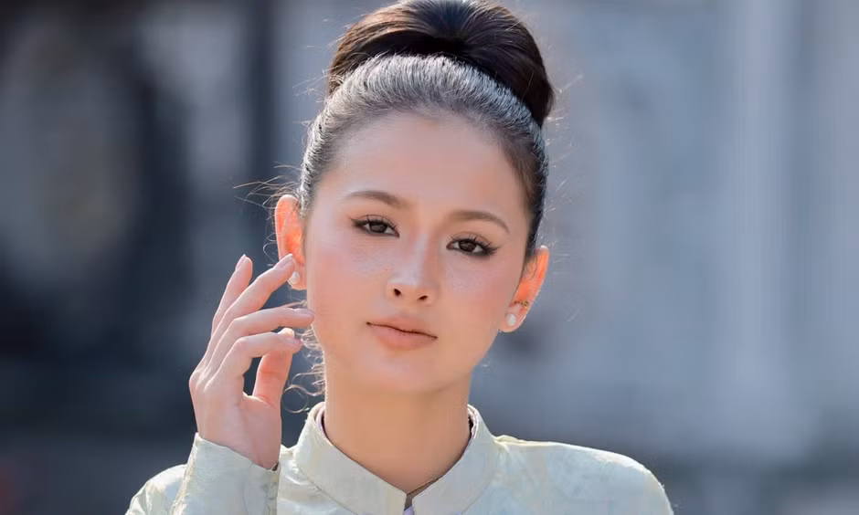 'Bông hồng lai' tự hào mặc áo dài