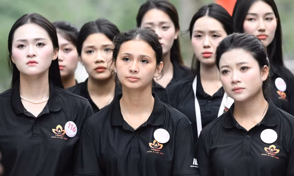 53 thí sinh Hoa hậu Việt Nam lặng người khi đến 'lò vôi thế kỷ' Vị Xuyên
