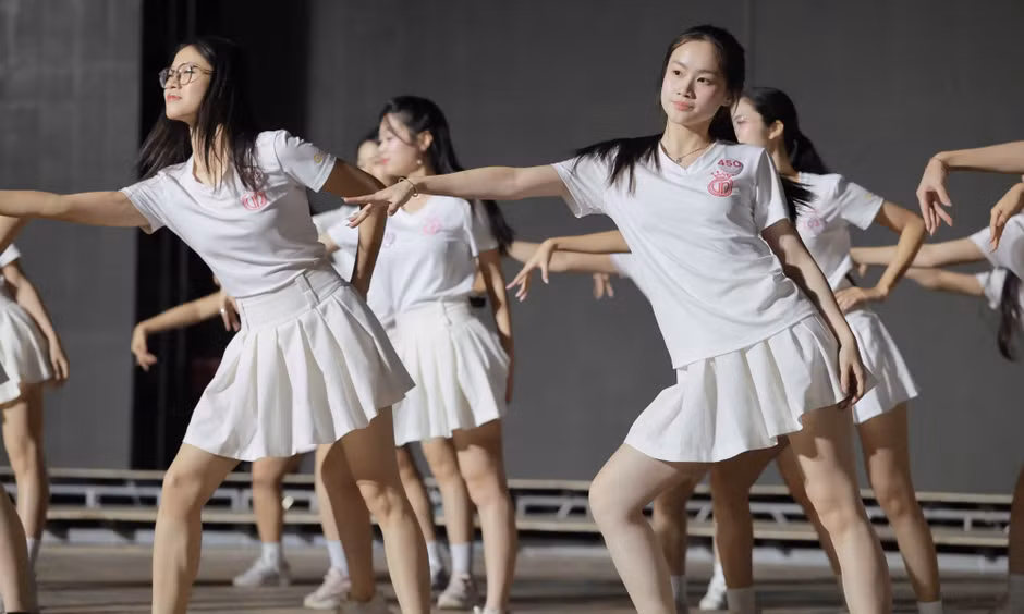 Thí sinh Hoa hậu Việt Nam 2026 tập luyện đến 2h sáng