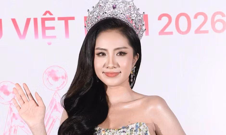 Đương kim hoa hậu Hà Trúc Linh rạng ngời trên thảm đỏ chung khảo