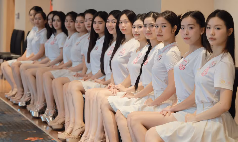 Từ sáng sớm đến đêm muộn, 53 thí sinh sống cùng đôi giày cao gót