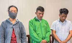 Khởi tố 3 người đổ hàng trăm tấn chất thải rắn ra môi trường