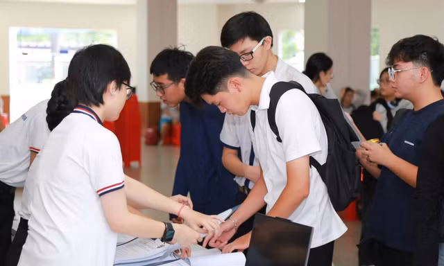 Sinh viên lo phí nộp chậm tốt nghiệp, lãnh đạo Trường ĐH Ngân hàng TPHCM nói gì?