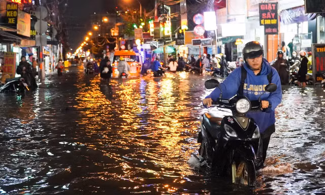 TPHCM mưa lớn dồn dập 3 ngày đầu tuần, cảnh báo ngập giờ tan tầm