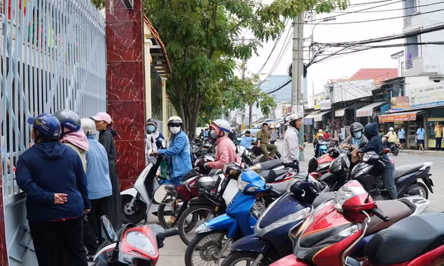 Phụ huynh Trường THCS Hồ Văn Long chờ đón con