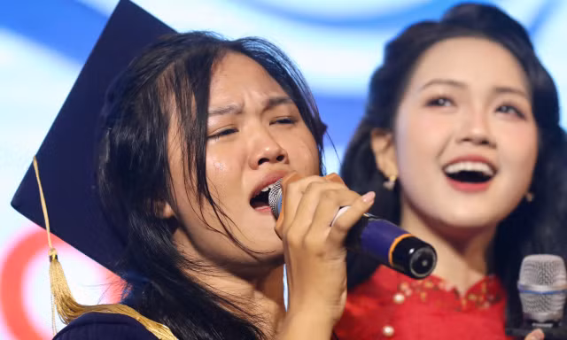 Khoảnh khắc gần 100 thủ khoa rơi nước mắt