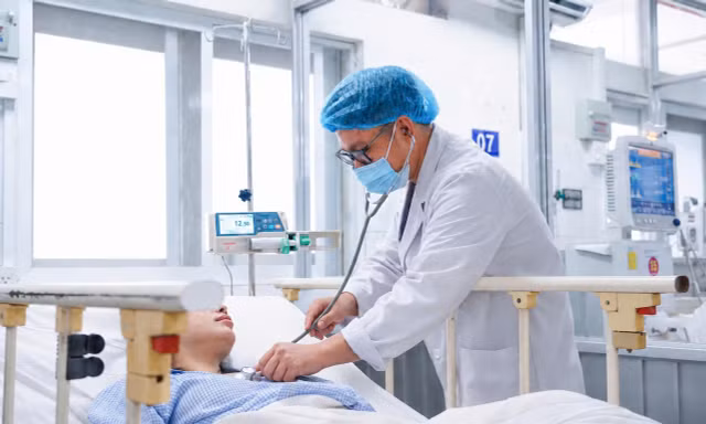 Vừa sinh con, cô gái trẻ hôn mê sâu vì sốt xuất huyết 