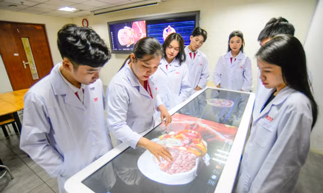 'Chen chân' khám sức khỏe miễn phí ngày cuối tuần ở TPHCM