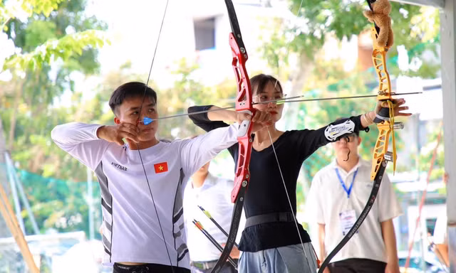 Học sinh TPHCM tập tính kiên nhẫn, kỷ luật qua học bắn cung 