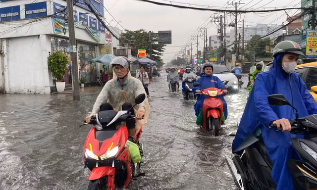 Mưa lớn chiều 22/9, nhiều tuyến đường ở TPHCM biến thành sông