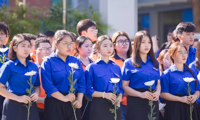 Học sinh, sinh viên TPHCM đứng chật kín bên đường tiễn đưa 731 hài cốt liệt sĩ