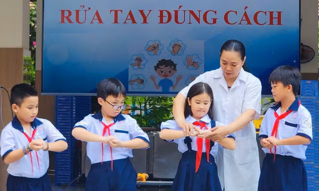 Khuyến cáo dấu hiệu nguy hiểm ở trẻ mắc tay chân miệng, sốt rét